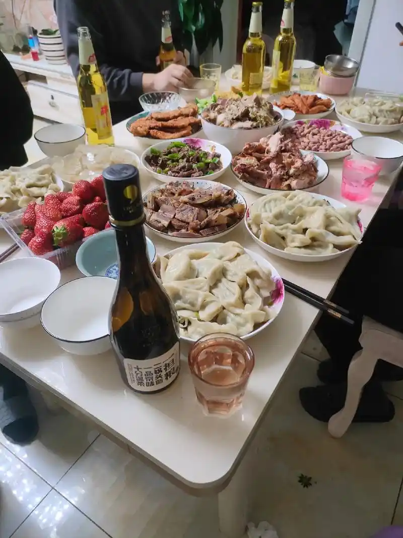 今天家庭聚会,去小舅子家吃饭,伙食特别丰盛,后来还有海鲜大咖 - 抖音