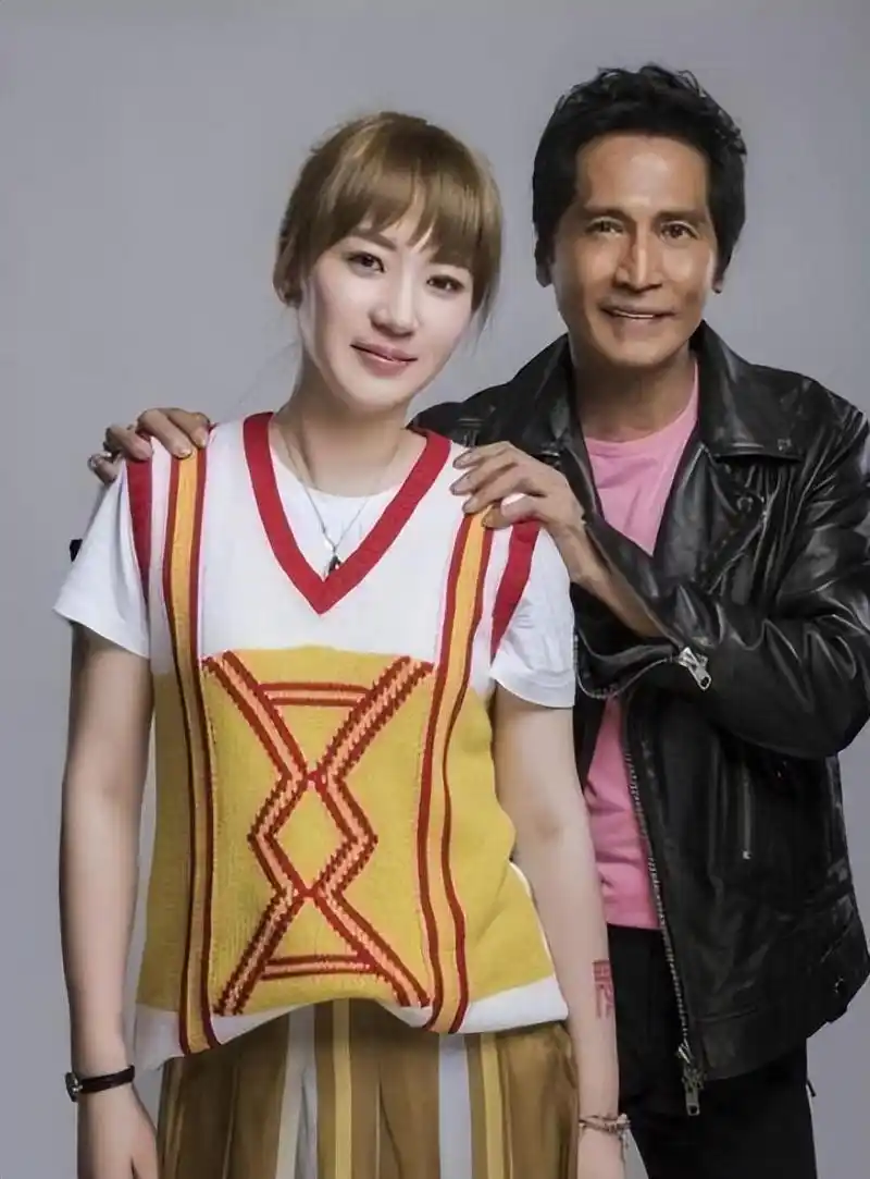 孙丽雅:嫁大24岁歌手齐秦 孙丽雅,是著名歌手齐秦的妻子,两人相差24岁