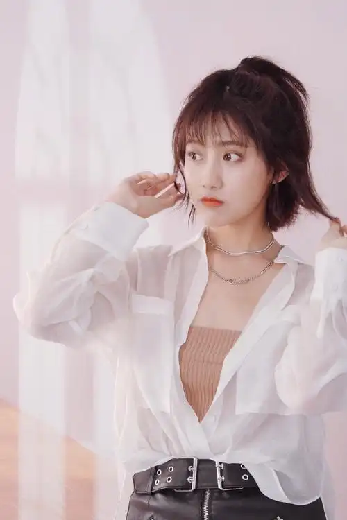 李艺彤复古红裙性感写真图片34