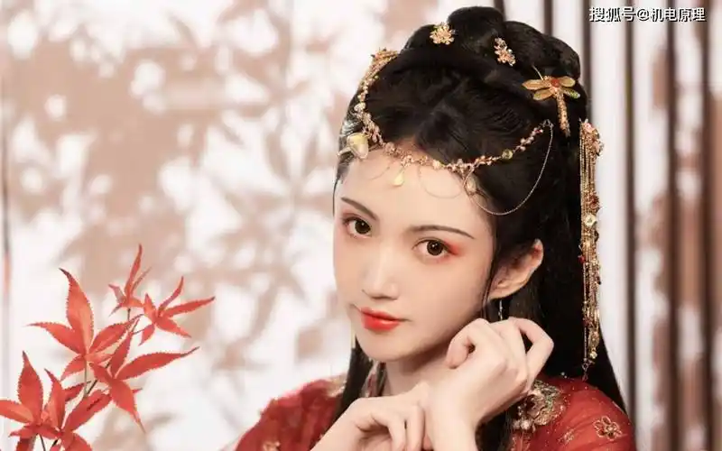 比如一位穿越到某位美女身边的古装少女就曾经做过同样的一个事情,她