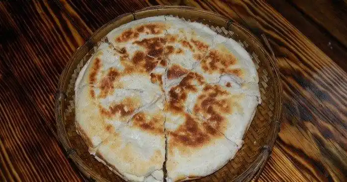 丽江粑粑是白面和青稞面做的上来热热的味道特别好