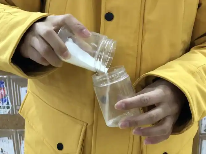 实验步謧5:加入50ml清水.5秒后杯中出现了"雪"