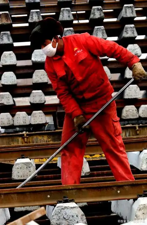 礼赞劳动者表彰一切劳动者的辛勤工作和不断奋斗的精神