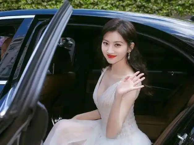 景甜下车照风靡全网以无死角的穿搭展示其真实魅力