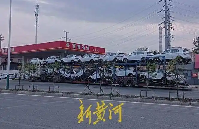 暗访长春非法改装轿运车:40米长"巨无霸"超国标两倍,"倒车"后顺利驶进