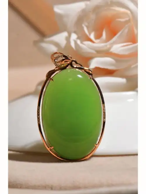 18k金和田玉碧玉苹果绿吊坠豪华镶嵌