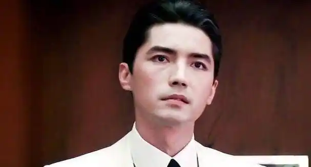 可见他颜值有多高,林青霞,王祖贤都是他的迷妹,年轻时的尊龙简直是帅