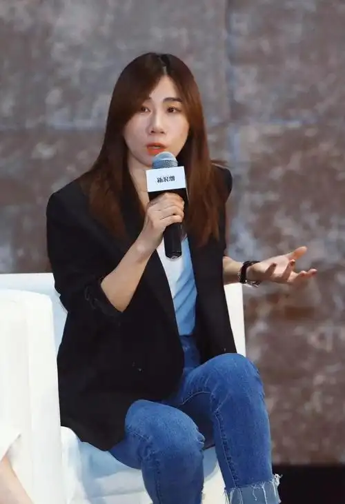 新浪潮论坛对话国剧创作人:好故事,好演员成就暑期档爆款|王婧_新浪