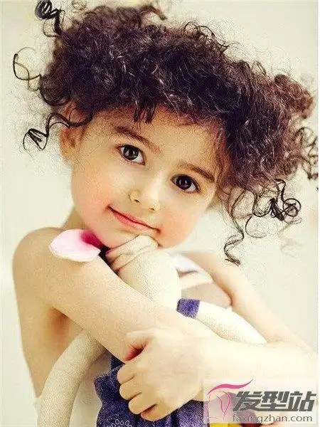 自来卷的小女孩发型最呆萌的卷发小美女