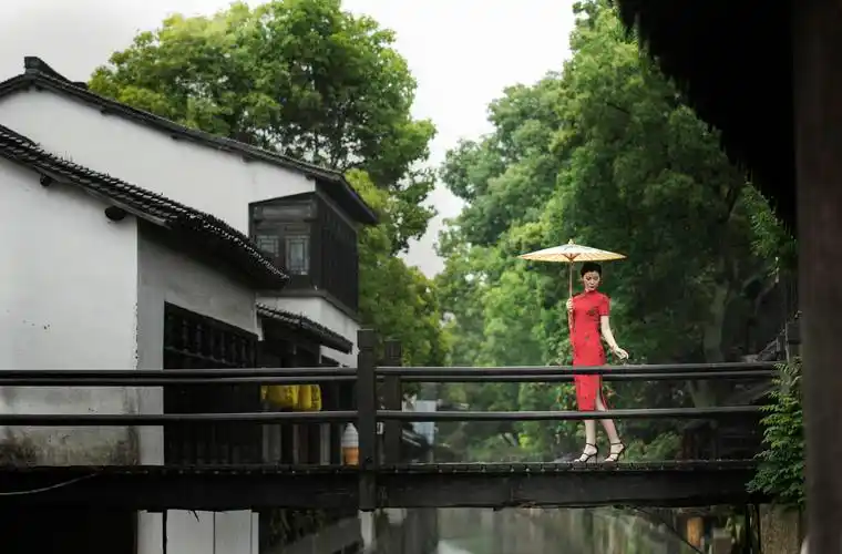 《古镇旗袍》拍摄于上海新场古镇