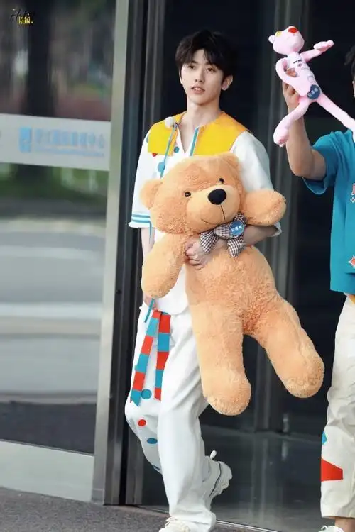 大宝宝抱着大熊02spotlight-蔡徐坤#蔡徐坤#hug me(抱我)