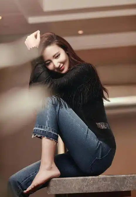 40岁张萌晒素颜照,穿病号服在房间吃面,光头引人注目!