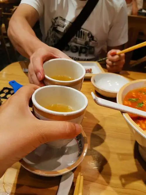 新仔忙里偷闲陪我们去旅游,我当然得陪他喝上两杯,来,干杯!