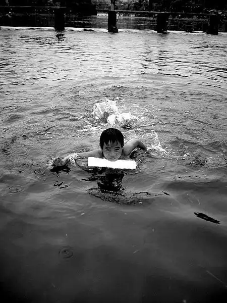 凤凰的游泳小男孩