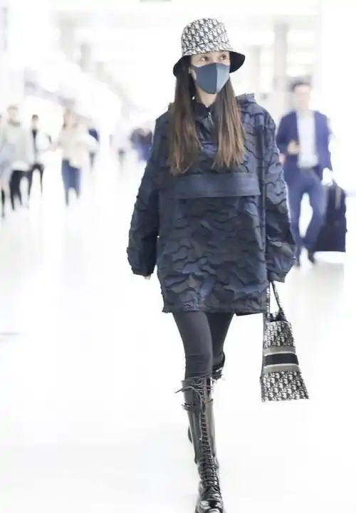 杨颖真是辣妈标杆穿豹纹卫衣配牛仔裤看得出身材挺精致