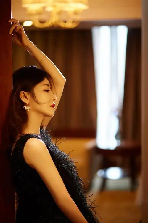 陈紫函高贵黑裙气场十足 惊艳黑白诠释冻龄之美