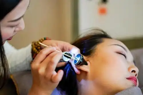 12月5日,采耳师李存林在重庆川耳匠非遗采耳培训基地门店为顾客采耳.