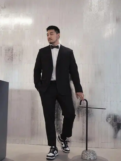 日常穿搭西装这样配运动鞋ok么