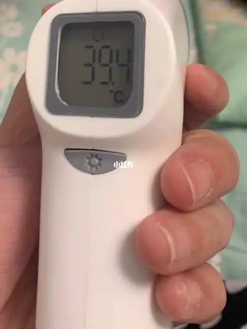 昨晚宝宝高烧到39.4吓死人,用了以下几种降温方法:1.物理降温