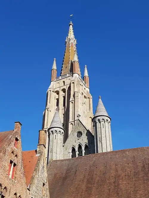 正是因为这些古老的欧洲建筑,才赢得中世纪小城的名声.