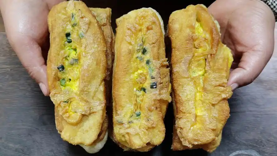 鸡蛋灌油条,楼下阿姨靠这个10年买了两套房,做法配方免费分享