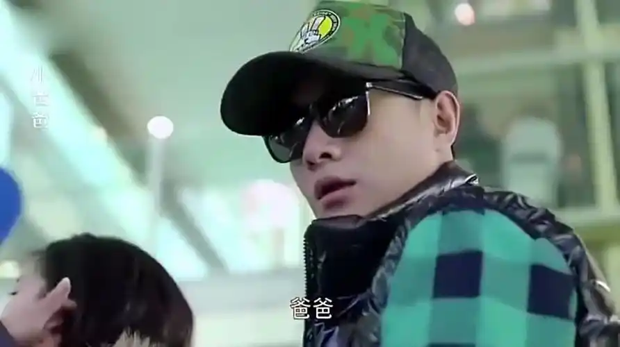 于果机场接夏小白来个小孩叫他爸爸懵的和工作人员争吵了起来