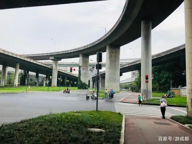 成都三环路武侯立交桥,复杂又壮观!城市亮了!