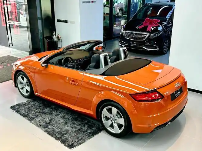 全新奥迪tt?还是敞篷的?