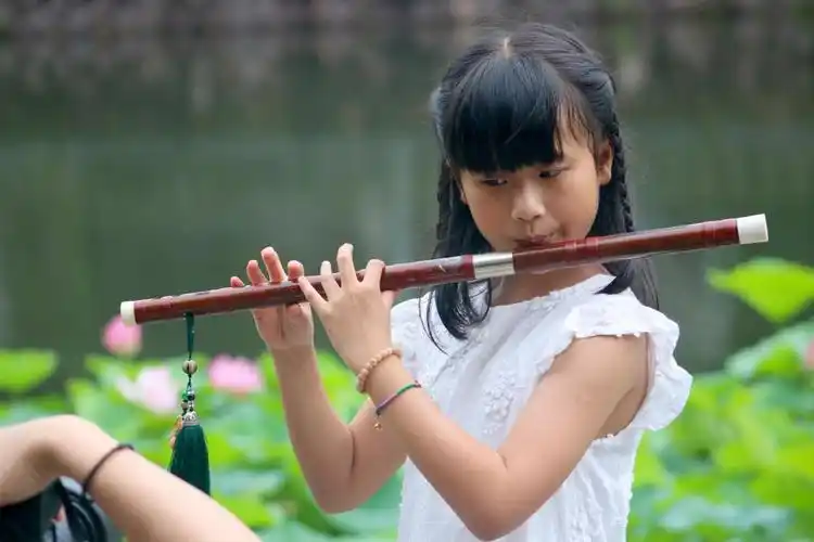 吹笛子的小女孩