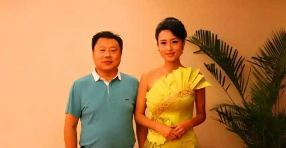 跟董卿争电视一姐,后来嫁富商当后妈,媒人还是恩师老毕_张蕾_王吉