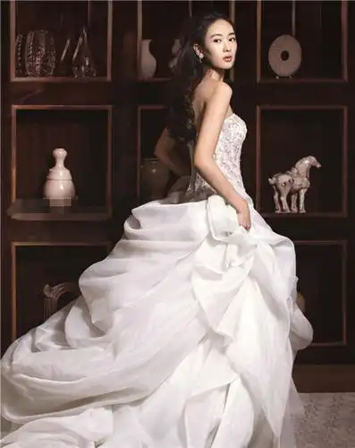承诺的琴瑟和鸣 气质女星童瑶用婚纱诠释浪漫爱情故事