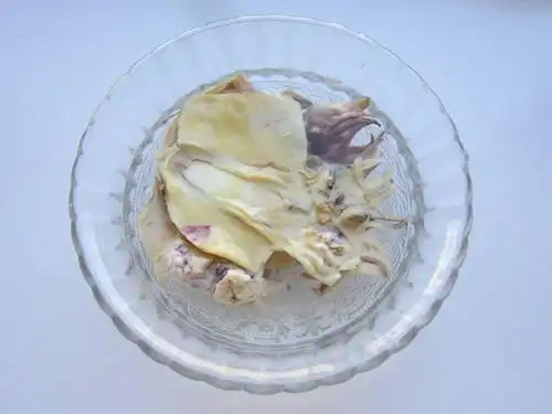 把墨鱼干用温说侵泡3小时捞起清洗干净,再用清水泡5分钟3.