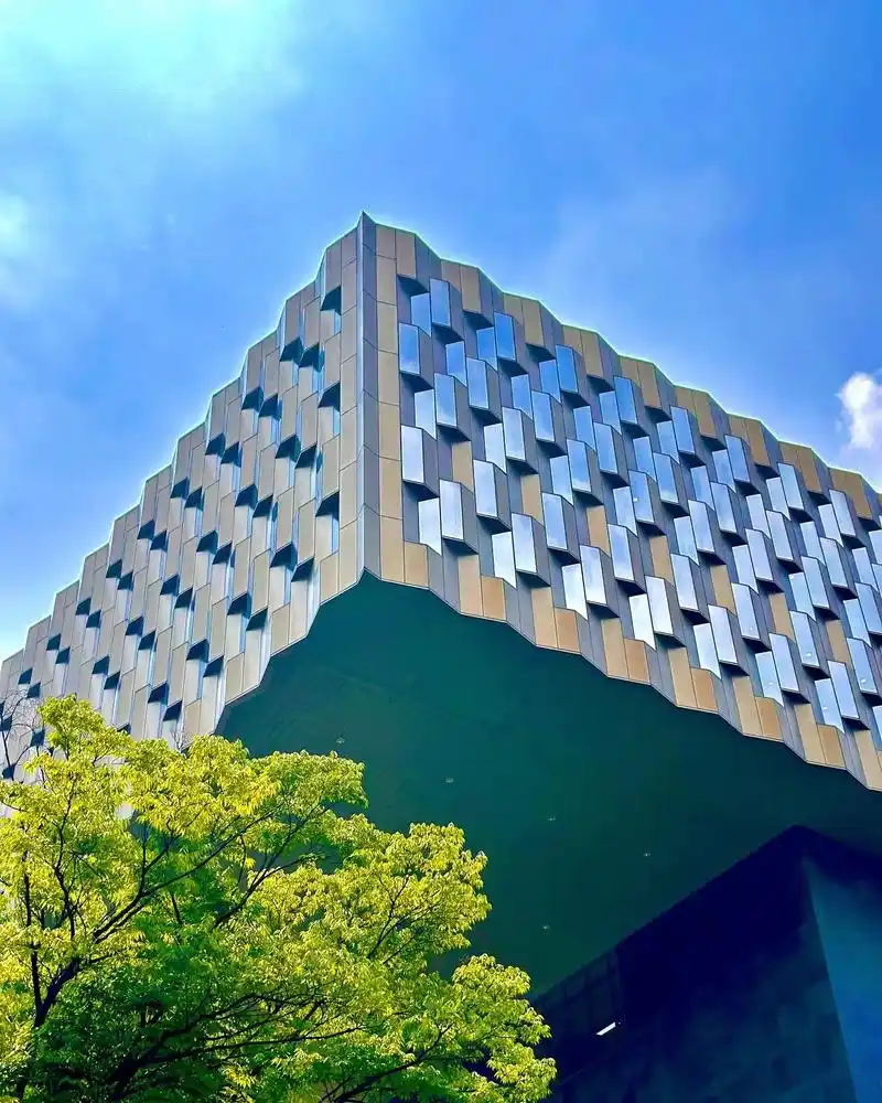 national university),全称为首尔国立大学,简称首尔大,位于韩国首都