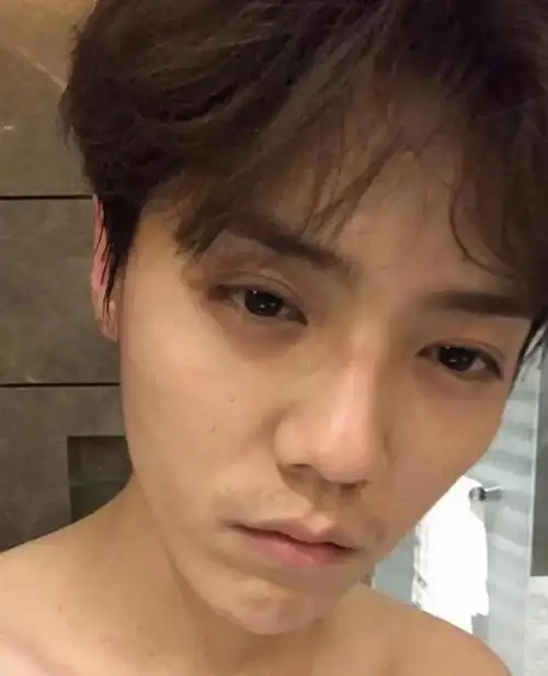 鹿晗宅家晒自拍胡子拉碴有些颓废,素颜照却暴露了这个问题