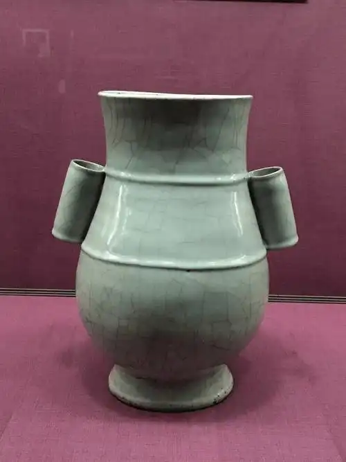 可知乾隆皇帝珍视如宝贝的文物正是宋朝官窑瓷器