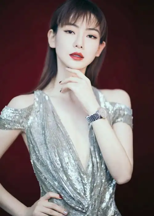 戚薇摩登时韵,邂逅璞雅一场与银色锦鲤戚邂逅的摩登之夜,优雅又神秘.