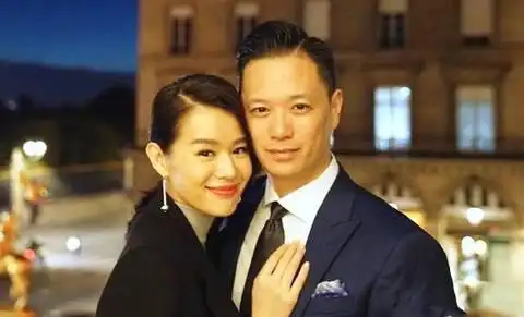 虽然胡杏儿曾经有过一段让她伤心欲绝的恋情,但自从遇到丈夫李乘德