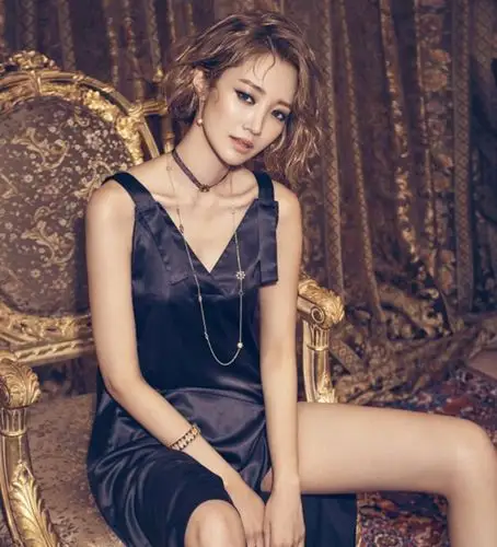 23日,韩国演员高俊熙携手某珠宝品牌拍摄的时尚杂志9月号写真公开.