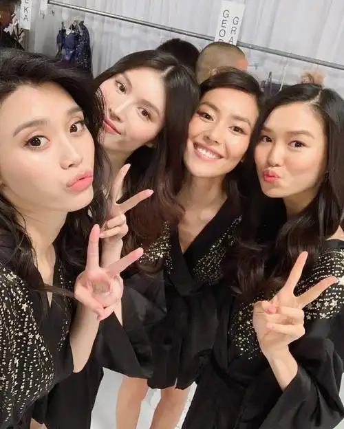 国模晒维密合照刘雯自信大笑奚梦瑶卖萌