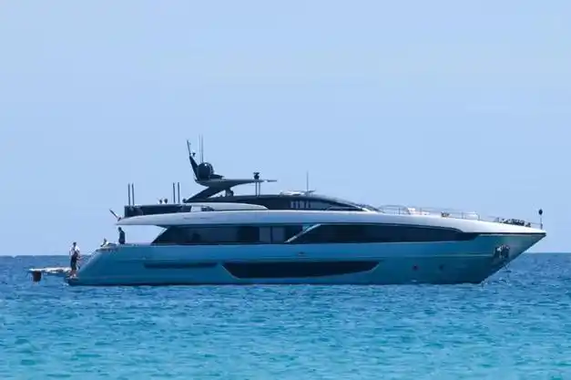 无缘欧洲杯,哈兰德与父亲&好友在周租10万欧的豪华游艇上度假