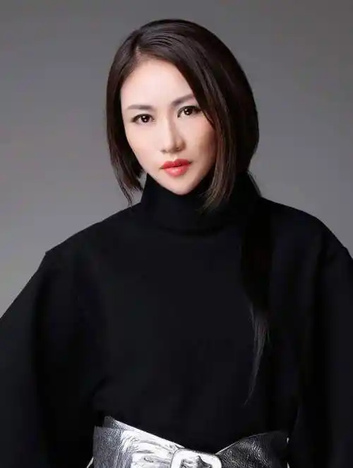 任泉宠了12年的老婆,是大家熟悉的歌手,难怪结婚多年十分低调_黄琦雯