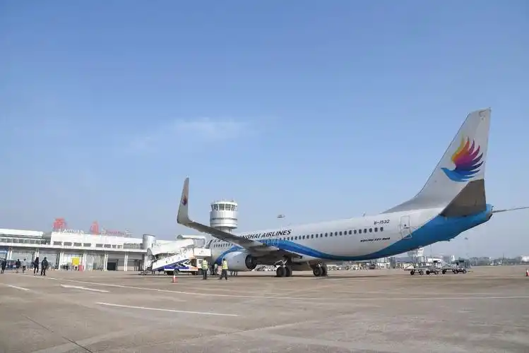 它就是今年5月1日南通机场的首架驻场过夜飞机它除了执飞成都,桂林