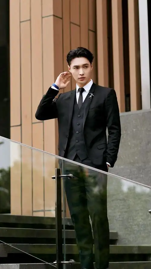 张艺兴帅气黑色西装街拍迷人写真