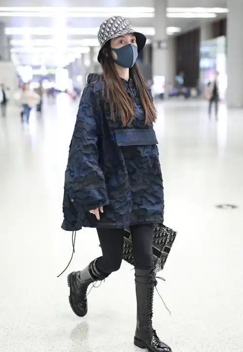 杨颖真是辣妈标杆穿豹纹卫衣配牛仔裤看得出身材挺精致