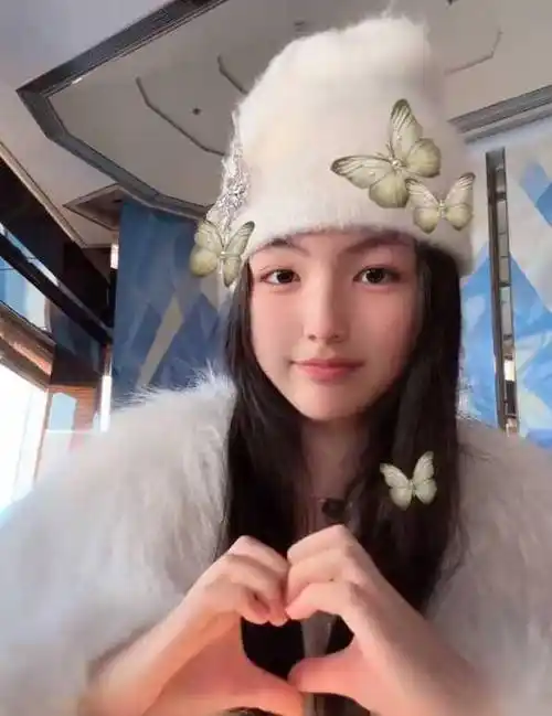 李湘女儿晒近照,14岁王诗龄罕穿泳装出镜,纤瘦苗条肩颈线好优_照片