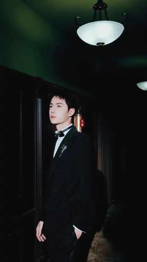 王一博现身小米园区#wyb#王一博的k70#黑色西装搭配领结,羽毛胸针