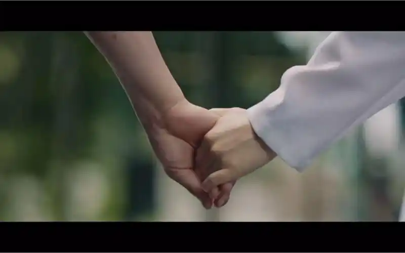 【机智的医生生活 | 翼俊&颂华雨中浪漫牵手!】_哔哩哔哩_bilibili