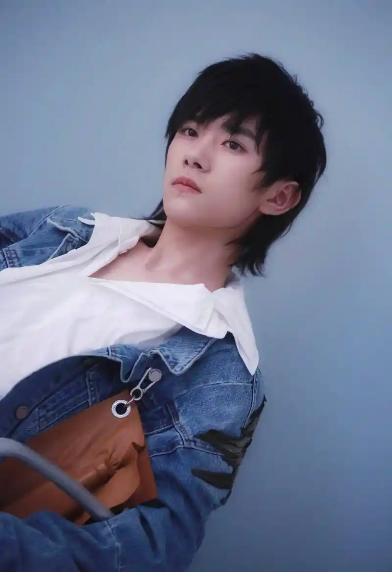 又一个解锁鲻鱼头发型的男星出现了!鹿晗@m鹿m 搭配蓝西装清爽亮相