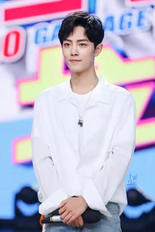 肖战超话#肖战#xz#肖战的那年今日#肖战|20190810 快本简单随性的穿搭