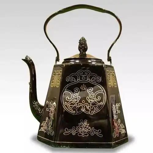 《茶经》中详列了与泡茶有关的用具28种,八大类,对茶具总的要求是实用